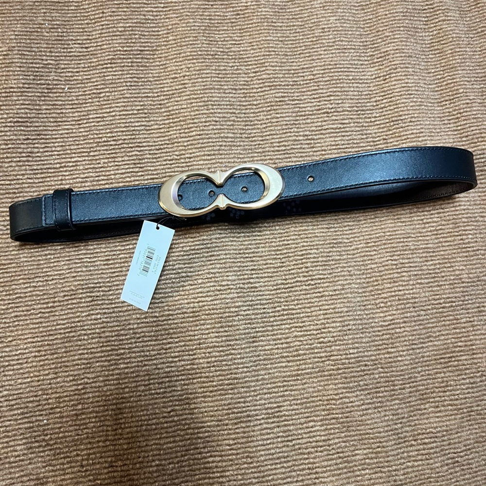 Coach Signature kissing C Belt 25Mm size small Brand New with tag! Ships fast !